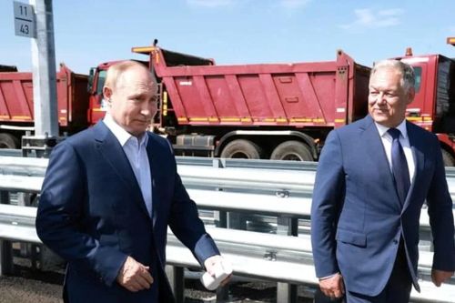 Tổng thống Putin tự lái xe khánh thành đoạn cuối đường cao tốc thi công trong 14 năm