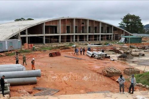 Tạm hoãn thi hành cưỡng chế công trình sân Golf Đồi Cù