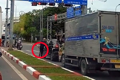 CSGT TP Hồ Chí Minh xử phạt lái xe tải đỗ giữa đường để giải quyết mâu thuẫn