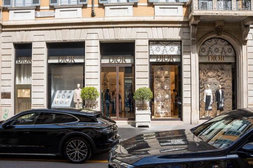 Armani, Dior bị điều tra liên quan cáo buộc bóc lột người lao động