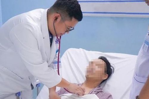 Người đàn ông đột ngột ngừng thở khi đang uống cà phê