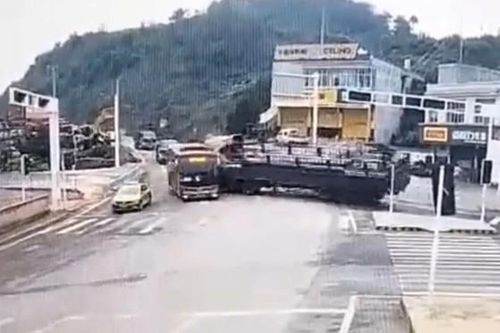 Clip: Bị xe tải đâm trúng, xe buýt lao xuống bờ kè