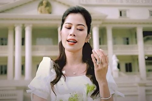 Nam Em khoe nhẫn cưới