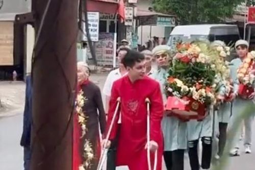 Đám hỏi 'vượt ngàn chông gai', chú rể chống nạn đi hỏi vợ và cái kết bất ngờ