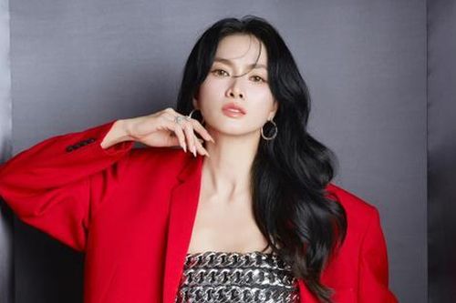Bị hỏi về lùm xùm đấu tố của Hoàng Thùy, nữ siêu mẫu đình đám có phản ứng bất ngờ