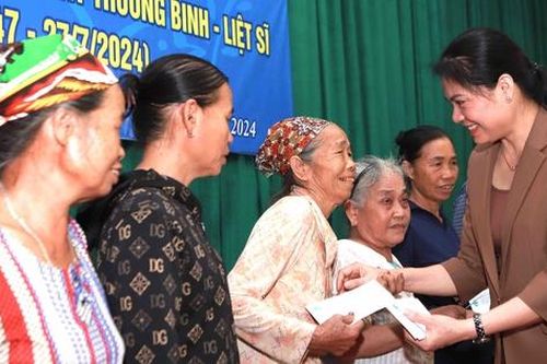 Chủ tịch Hội LHPN Việt Nam Hà Thị Nga tri ân người có công tại Mai Châu, Hòa Bình