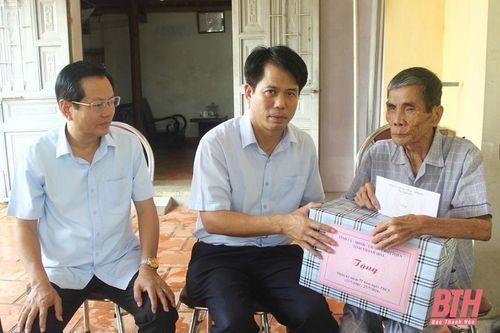 Trưởng Ban Tuyên giáo Tỉnh ủy Đào Xuân Yên viếng nghĩa trang liệt sĩ và thăm, tặng quà gia đình chính sách tại TP Sầm Sơn