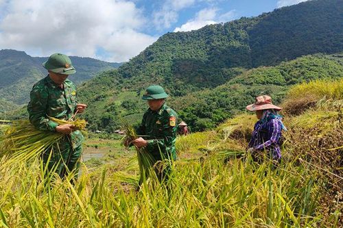 Đồn Biên phòng Pù Nhi 'đưa' kiến thức pháp luật đến vùng cao biên giới