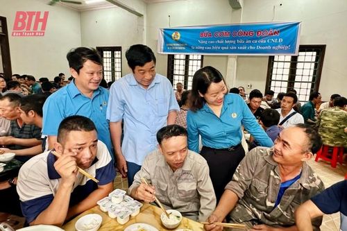 'Bữa cơm công đoàn' cho công nhân lao động Công ty TNHH Hoàng Tuấn