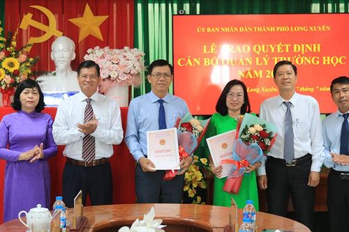 UBND TP. Long Xuyên trao quyết định bổ nhiệm, điều động cán bộ