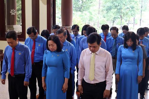 Phó Chủ tịch Thường trực Tổng Liên đoàn Lao động Việt Nam Thái Thu Xương dâng hương, dâng hoa Chủ tịch Tôn Đức Thắng