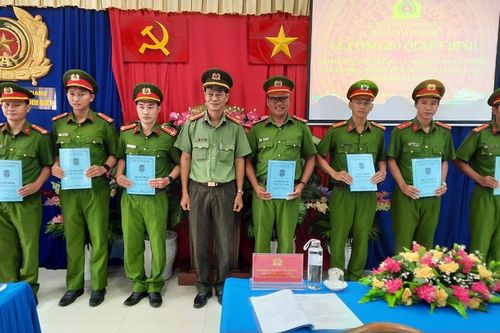 Trao quyết định bổ nhiệm, điều động cán bộ tại Công an TX. Tịnh Biên