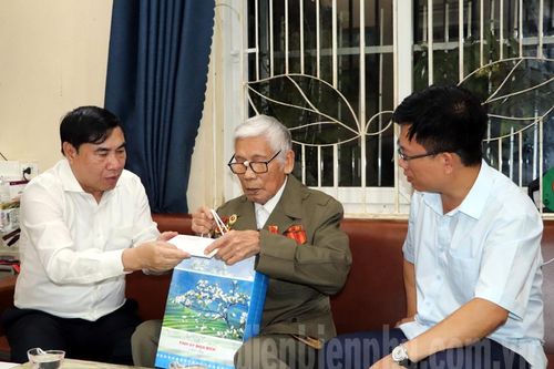 Bí thư Tỉnh ủy Trần Quốc Cường thăm gia đình chính sách TX. Mường Lay