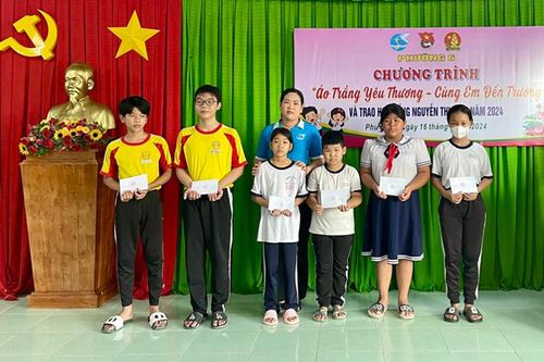 Nhiều học sinh có hoàn cảnh khó khăn được nhận quà, học bổng Nguyễn Thị Định