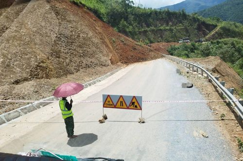 Mưa lớn kéo dài nhiều ngày gây sạt lở đất đá, ách tắc giao thông trên Quốc lộ 4H