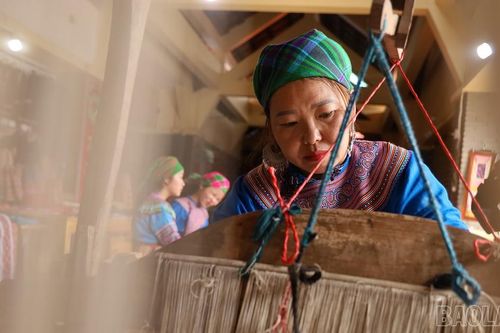 Phụ nữ Thải Giàng Phố giữ gìn và nâng cao thu nhập từ nghề dệt thổ cẩm