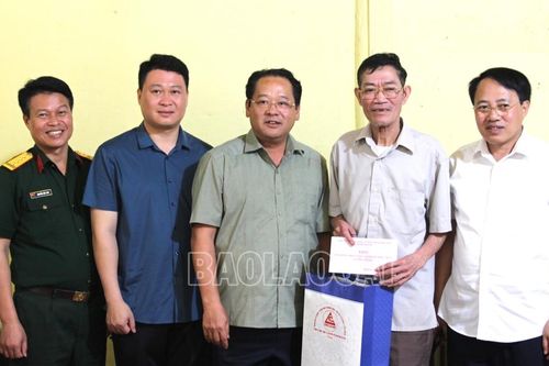Đồng chí Lý Bình Minh, Phó Chủ tịch HĐND tỉnh thăm, tặng quà gia đình người có công tại huyện Si Ma Cai