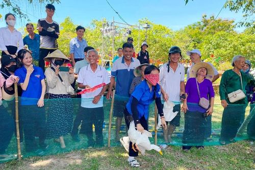 Thấy gì từ 'Chợ quê ngày hội'