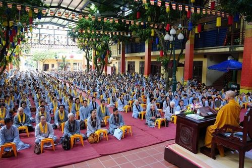 Hà Nội: Phật tử Đạo tràng Pháp Hoa phía Bắc tham dự Bát Quan trai tại chùa Bằng