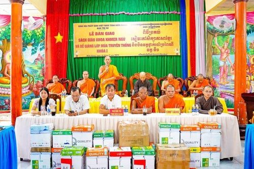 Kiên Giang: Ban Trị sự Phật giáo tỉnh bàn giao 2.190 quyển sách giáo khoa Khmer ngữ năm 2024