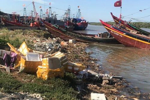 Nghệ An: Rác thải bủa vây Lạch Vạn