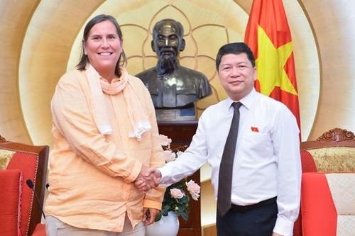 Phó Chủ nhiệm Ủy ban Văn hóa, Giáo dục Tạ Văn Hạ tiếp đại diện Quỹ từ thiện Bloomberg