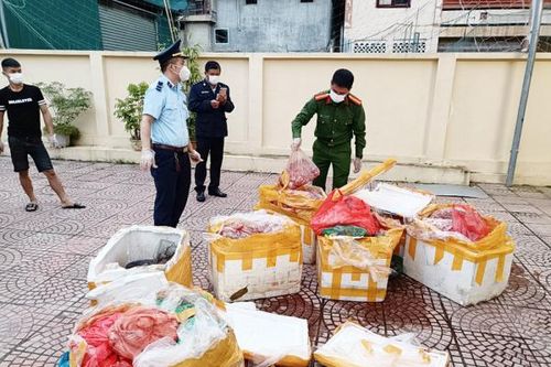 Xe chở hơn nửa tấn nội tạng động vật đã bốc mùi hôi thối