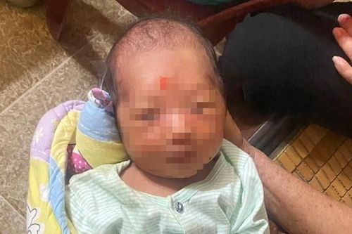 Tìm người thân của bé trai bị bỏ rơi trước cổng nhà dân ở Hà Tĩnh