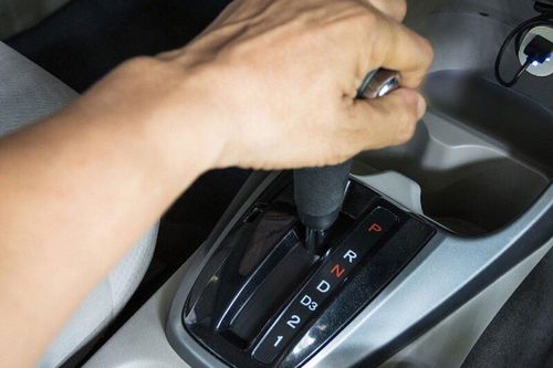 Cách xử lý nhanh khi ô tô bị hỏng số lùi