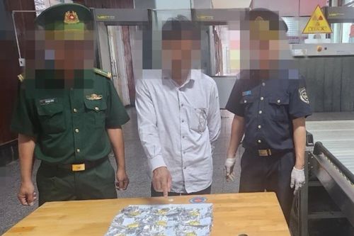 Giấu 9 miếng vàng trị giá hơn 2 tỷ quanh thắt lưng mang vào Việt Nam
