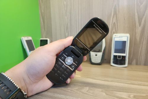 Chuỗi cửa hàng di động loại điện thoại 'cục gạch' 2G khỏi kệ