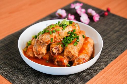 Váng đậu cuộn tôm bò sốt cà mềm ngọt: Món ngon cho bữa cơm ngày cuối tuần