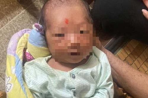 Bé trai sơ sinh bị bỏ rơi trước cổng nhà dân