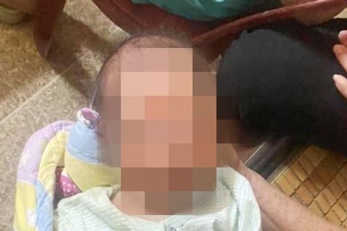 Người mẹ bỏ rơi bé sơ sinh trước nhà dân kèm theo lá thư xin lỗi con