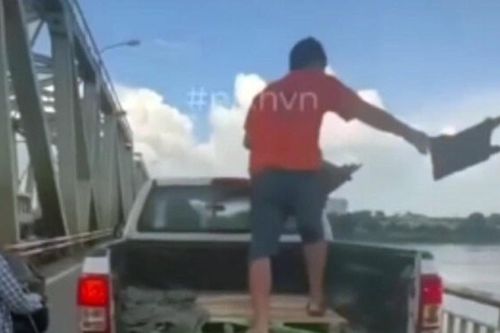 Hà Nội: Xử phạt tài xế dừng xe giữa cầu Chương Dương vứt rác xuống sông