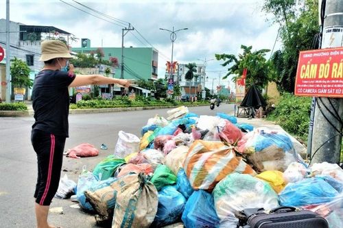 Quảng Nam: Người dân bức xúc vì rác thải ùn ứ bốc mùi hôi thối