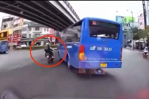 Đình chỉ tài xế xe buýt hất văng người đi xe máy