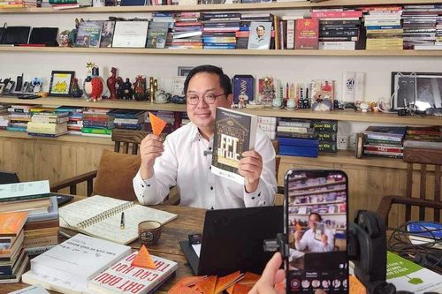 Phiên livestream bán sách thu gần hai trăm triệu của sếp FPT