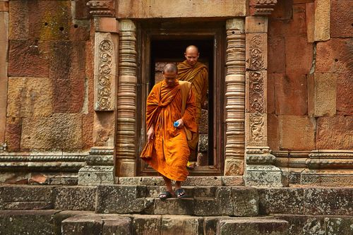 Tăng sĩ đừng bưng bít trong tháp ngà