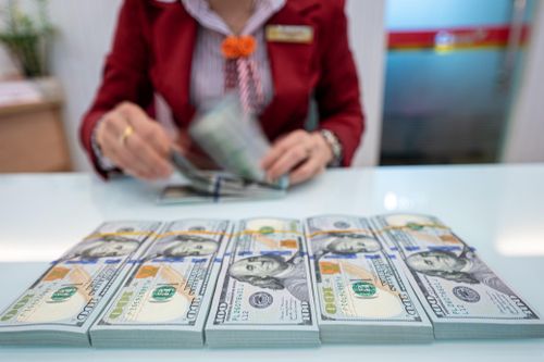 Dòng ngoại tệ hàng tỷ USD chảy về Việt Nam qua các định chế tài chính