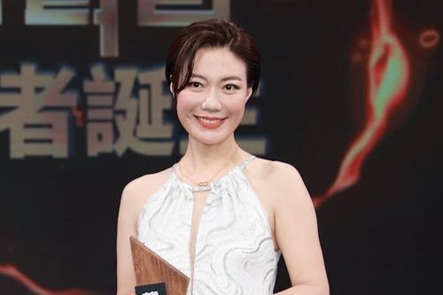 Nữ ca sĩ Long Đình bị chụp ảnh ngoại tình trên ôtô