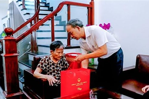 Lãnh đạo huyện Gia Lâm thăm, tặng quà gia đình thương binh, liệt sĩ