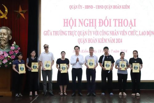Lãnh đạo quận Hoàn Kiếm đối thoại với công nhân, viên chức, lao động năm 2024