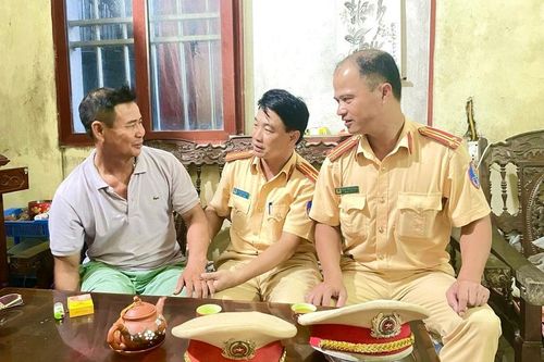Cảnh sát giao thông kịp thời cứu giúp người gặp nạn giữa trời mưa lớn