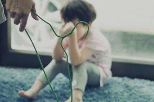Hải Dương: một bé trai 11 tuổi bị bố dượng bạo hành bằng roi điện