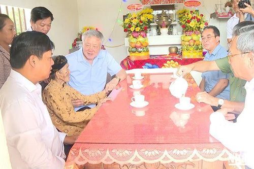 Chánh án Tòa án nhân dân tối cao Nguyễn Hòa Bình thăm, tặng quà gia đình chính sách tại Quảng Nam