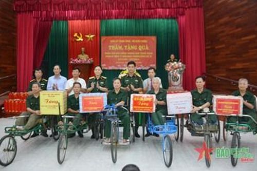 Trung tướng Phạm Trường Sơn thăm, tặng quà Trung tâm Điều dưỡng thương binh Thuận Thành
