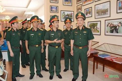 Thượng tướng Vũ Hải Sản thăm, kiểm tra Trường Sĩ quan Thông tin
