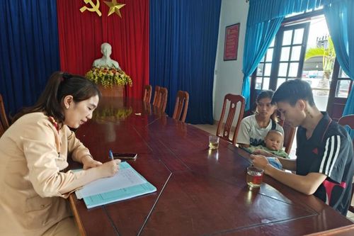 Cảnh sát giao thông Đà Nẵng kịp thời hỗ trợ một gia đình bị bỏ rơi giữa đường