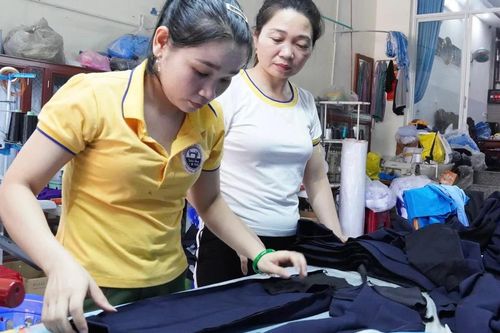 Đổi đời nhờ nghề may đồng phục học sinh